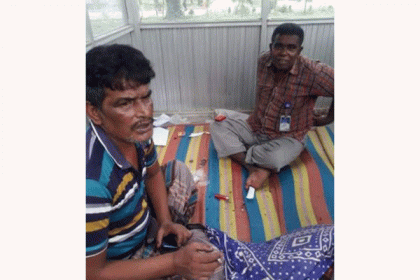 করোনা নমুনা সংগ্রহের বুথে বসে মাদক সেবন!