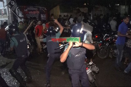 বরিশালে রণক্ষেত্র : ১০ প্লাটুন বিজিবি চাইলেন জেলা প্রশাসক

