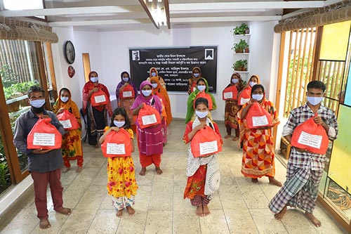 শোক দিবসে সাজিদা ফাউন্ডেশনের খাদ্য বিতরণ