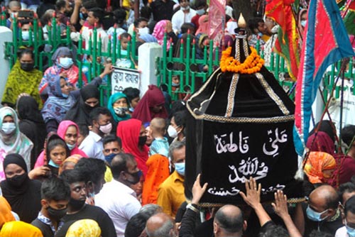 হোসনি দালানের ভেতরে তাজিয়া মিছিল অনুষ্ঠিত
