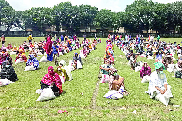চাঁপাইনবাবগঞ্জে বসুন্ধরার খাদ্য সহায়তা পেল আরও ৮৫০ পরিবার