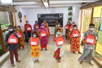 শোক দিবসে সাজিদা ফাউন্ডেশনের খাদ্য বিতরণ