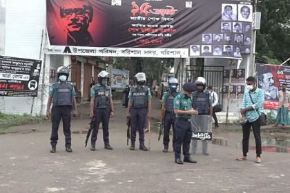 স্বাভাবিক হয়ে আসছে 
বরিশালের জনজীবন