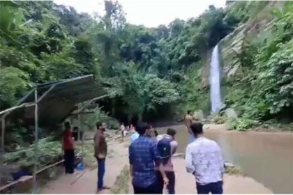 অবশেষে পর্যটকদের জন্য খুলেছে মাধবকুণ্ড জলপ্রপাত
