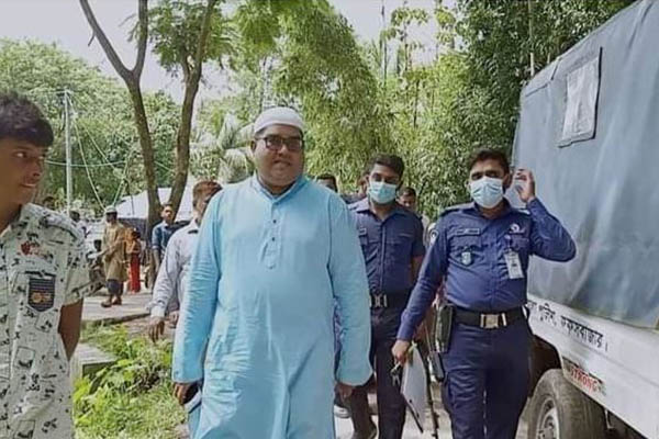 টেকনাফে পাহাড়ি ঝর্ণা দেখতে গিয়ে ডাকাতের কবলে ৯ যুবক