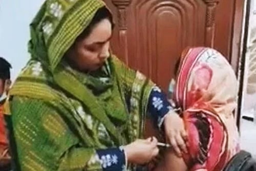 কুমিল্লায় নারী কাউন্সিলরের করোনা টিকা পুশ, ব্যবস্থা নেওয়ার সুপারিশ