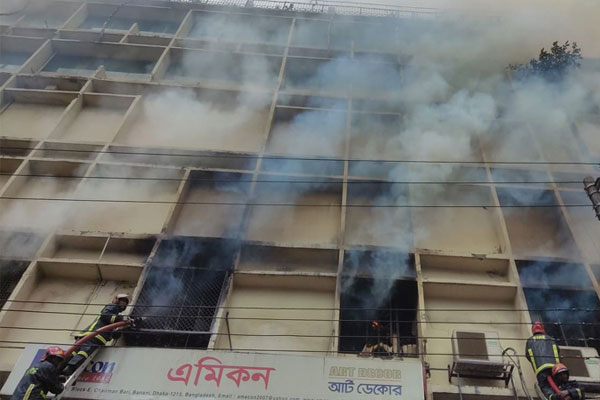 বনানীর আগুন নিয়ন্ত্রণে 

