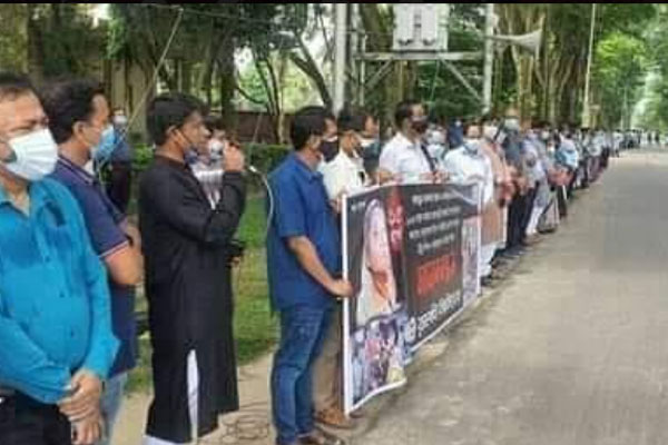 গ্রেনেড হামলার প্রতিবাদে রাবিতে মানববন্ধন