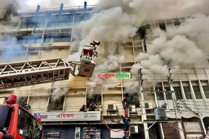 বনানীতে ভবনে আগুন, নিয়ন্ত্রণে ফায়ার সার্ভিসের ১০ ইউনিট