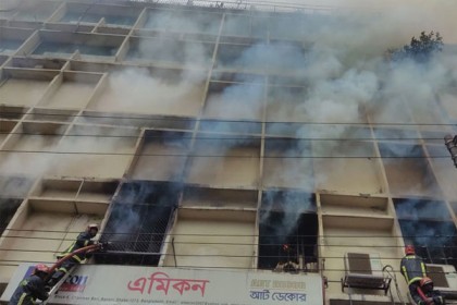 বনানীর আগুন নিয়ন্ত্রণে 

