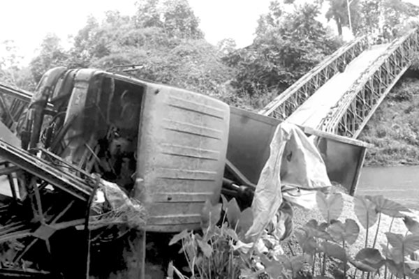 ৯ জেলায় সড়কে ঝরল ১৩ প্রাণ