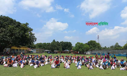 পবা-মোহনপুর ও বাগমারার ৯০০ অসহায় পরিবার পেলো বসুন্ধরা গ্রুপের খাদ্য সহায়তা 