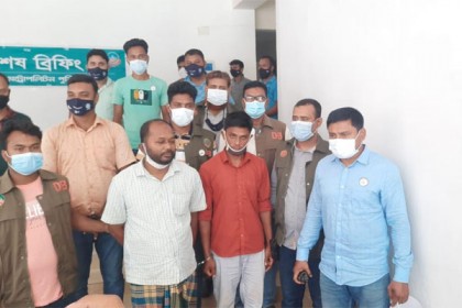 রংপুরে সাড়ে ১৩ হাজার কেজি মেয়াদোত্তীর্ণ আটাসহ গ্রেফতার ২