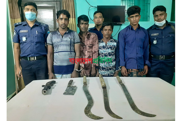 নোয়াখালীতে শ্যুটারগানসহ আটক ৪