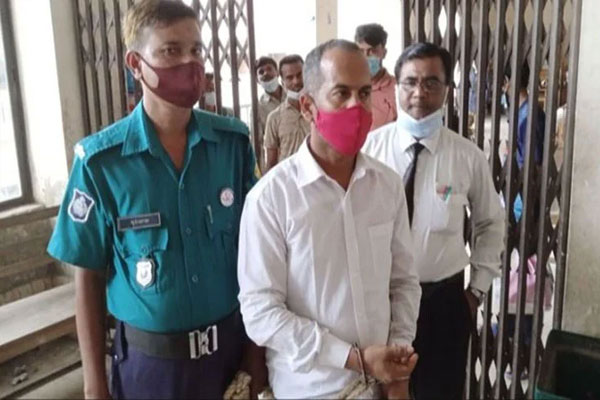 ক্লিনিকে ৫০০ টাকায় টিকা : গ্রেফতার মালিক রিমান্ডে



