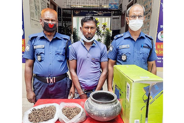 নন্দীগ্রামে মাদক কারবারি গ্রেফতার
