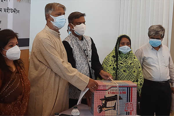 মানিকগঞ্জে সেলাই মেশিন ও হুইল চেয়ার বিতরণ