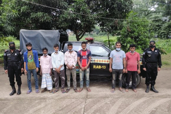 গাইবান্ধায় গাঁজাসহ ৭ মাদক কারবারি গ্রেফতার