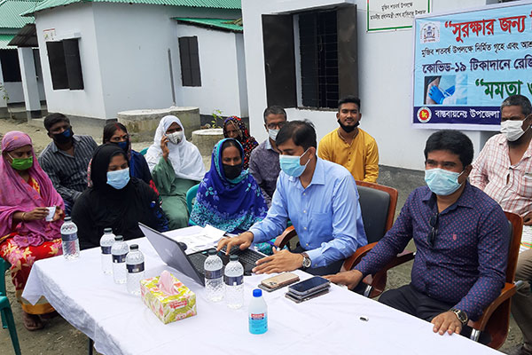 শ্রীনগরে আশ্রয়ন প্রকল্পে বসবাসকারীদের টিকা রেজিস্ট্রেশনের উদ্বোধন
