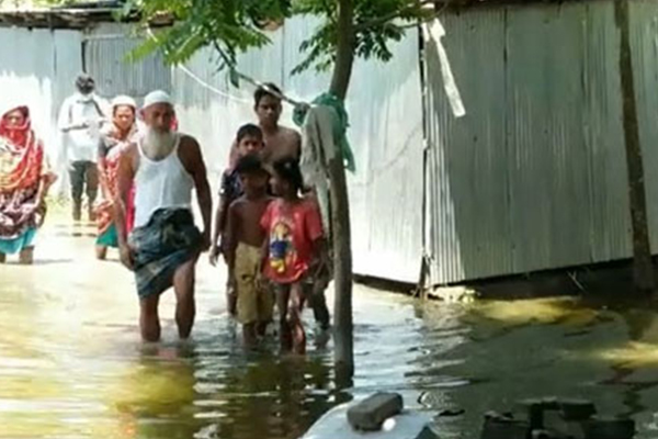 লালপুরে ত্রাণের অপেক্ষায় পানিবন্দি মানুষ