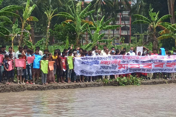 
বানারীপাড়ায় সন্ধ্যা নদীর ভাঙন 
প্রতিরোধের দাবিতে মানববন্ধন