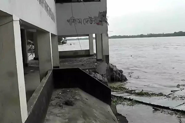 বিষখালীতে বিলীন সাইক্লোন সেল্টার ও মসজিদ, নিখোঁজ ১