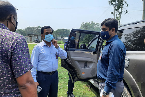 আদর্শ গ্রাম হুলহুলিয়া পরিদর্শন নাটোরের ডিসির