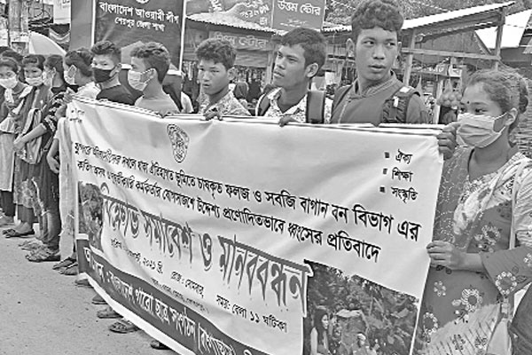 ক্ষতিপূরণ চেয়ে মানববন্ধন