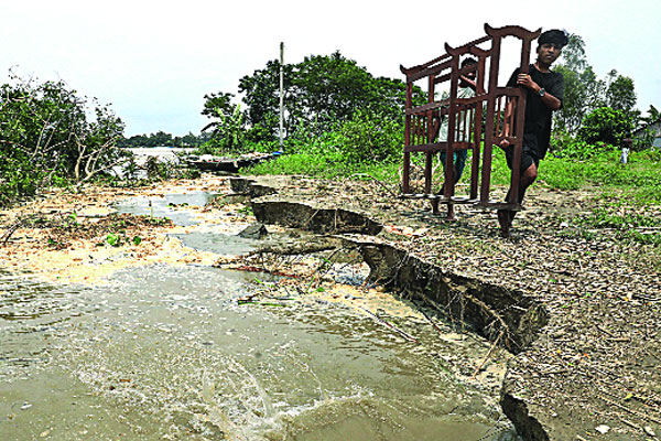 বন্যায় দুর্ভোগ ভাঙনে বিলীন ঘরবাড়ি