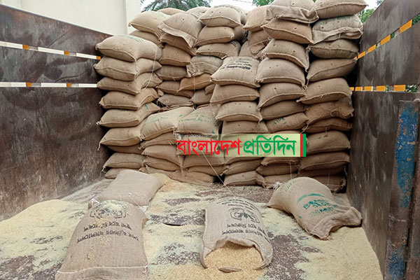 নাটোর খাদ্যগুদামে নষ্ট চাল জব্দ; আওয়ামী লীগ নেতাসহ ১২ জনের বিরুদ্ধে মামলা
