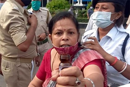 ভারতে বিষ খেয়ে আত্মহত্যার চেষ্টা করা শিক্ষিকাদের বিরুদ্ধে ব্যবস্থা