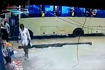 চট্টগ্রামে যেভাবে বৃষ্টির পানিতে তলিয়ে গেলেন পথচারী (ভিডিও)
