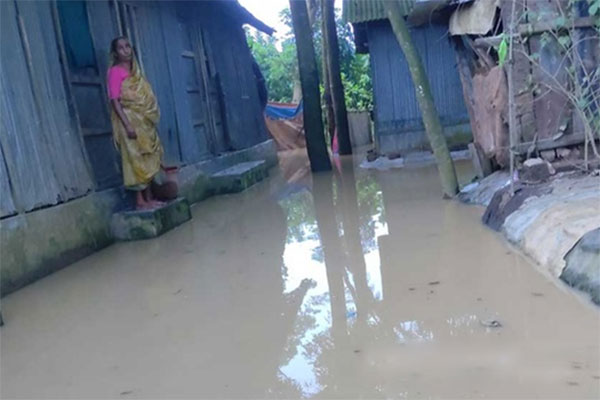 ফেনীতে হঠাৎ পাহাড়ি ঢল, প্লাবিত কয়েকটি গ্রাম 

