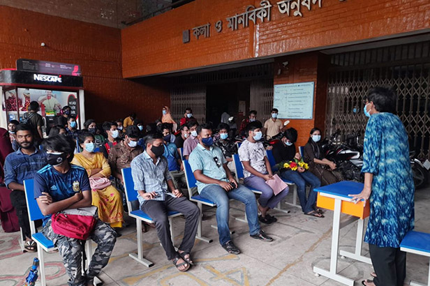 শিক্ষা প্রতিষ্ঠান খোলার দাবিতে জাবিতে ‘প্রতীকী ক্লাস’