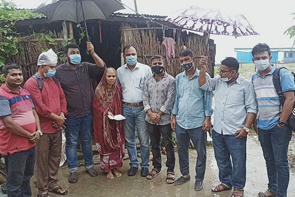 রাজবাড়ীতে পদ্মায় নিখোঁজ শ্রমিকের পরিবারকে আর্থিক সহায়তা