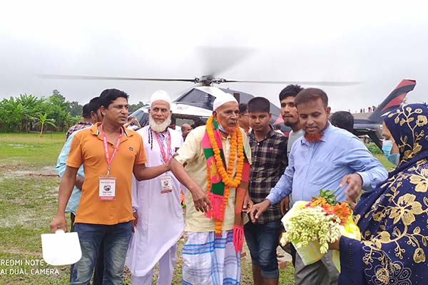 বাবার ইচ্ছা পূরণ করলো সন্তানেরা, হেলিকপ্টারে চড়ে আসলেন বাড়িতে