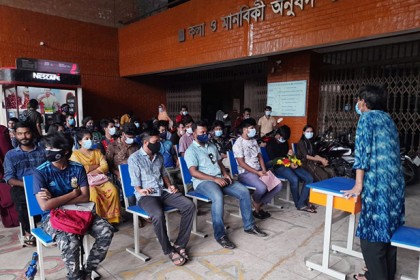 শিক্ষা প্রতিষ্ঠান খোলার দাবিতে জাবিতে ‘প্রতীকী ক্লাস’