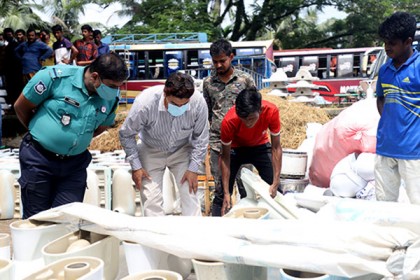 সিলেটে স্যানেটারি পণ্যে এডিস মশার
লার্ভা, তিন প্রতিষ্ঠানকে জরিমানা
