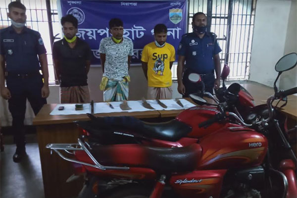 জয়পুরহাটে তিন ডাকাত গ্রেফতার 