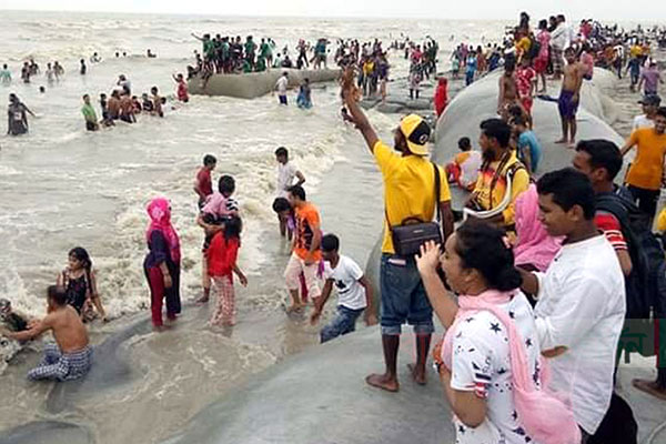 কুয়াকাটা সৈকতে ফিরেছে প্রাণচাঞ্চল্য