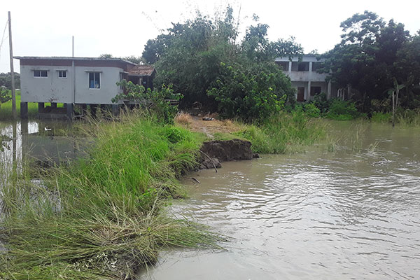 চরভদ্রাসনে ভাঙন ঝুঁকিতে প্রাথমিক বিদ্যালয়-কমিউনিটি ক্লিনিক