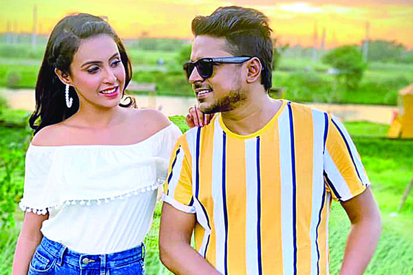 মিলনের গানে অনিন্দিতা