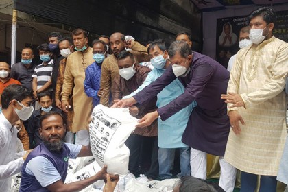 বংশাল ও রায়ের বাজারে ১৫০০ অসহায় মানুষের মাঝে যুবলীগের খাদ্য সামগ্রী বিতরণ


