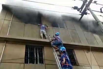 পাকিস্তানে কারখানায় ভয়াবহ অগ্নিকাণ্ড, নিহত ১৬