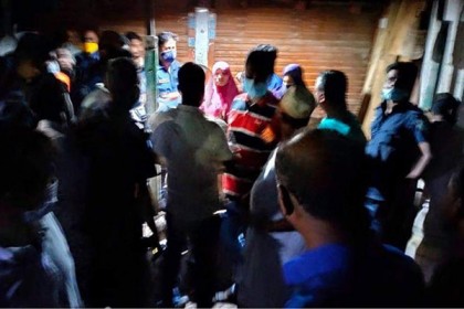 ‘নারীর চুল কাটা’ নিয়ে মধ্যরাতে তুলকালাম

