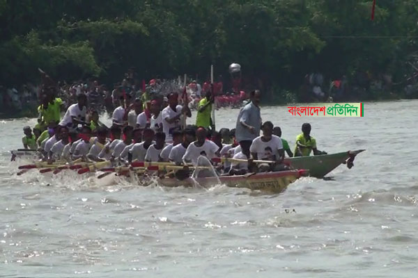 
টাঙ্গাইলে নৌকা বাইচ প্রতিযোগিতা 