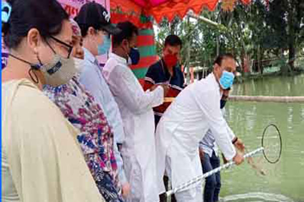সাতক্ষীরার ১৮ পুকুরে কার্প জাতীয় পোনা অবমুক্ত
