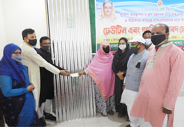 নন্দীগ্রামে বজ্রপাত ও অগ্নিকাণ্ডে ক্ষতিগ্রস্তদের মাঝে চেক ও ঢেউটিন বিতরণ