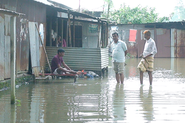 সিরাজগঞ্জে পানি বৃদ্ধির সঙ্গে বাড়ছে দুর্ভোগ
