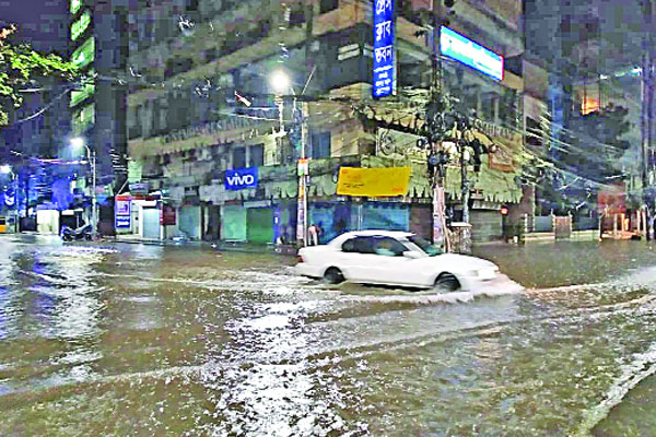 সামান্য বৃষ্টিতেই তলিয়ে যায় নারায়ণগঞ্জ